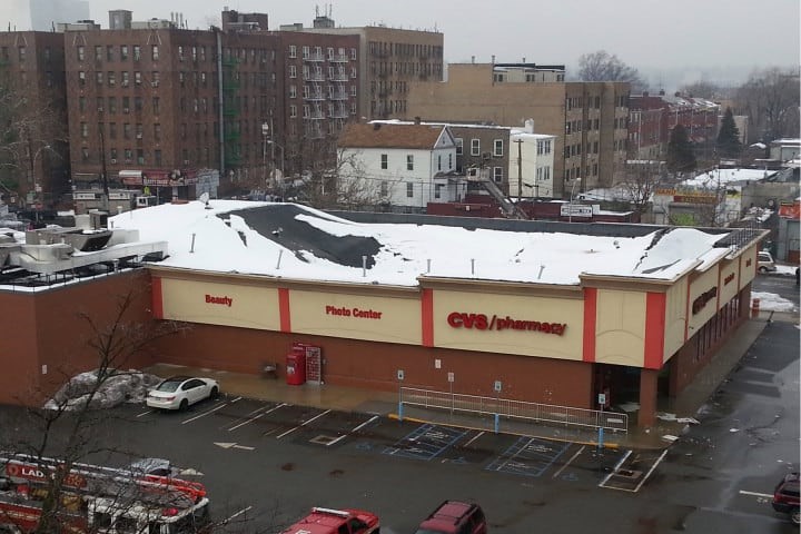 کابل¬های ردیابی گرما برای جلوگیری از آسیب¬دیدگی سقف و ناودان ناشی از آب¬وهوای زمستانی. سقف Bronx CVS به دلیل انباشت برف از بین رفته است. تصویر:نیویورک پست